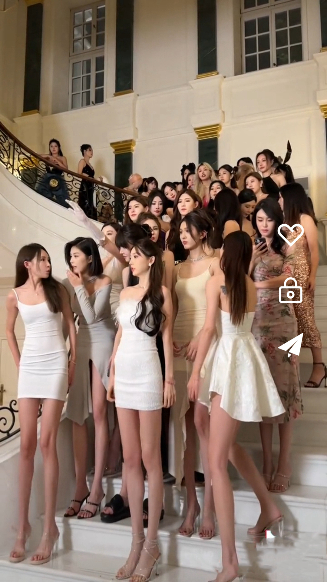 脚踩狗女人头像截图